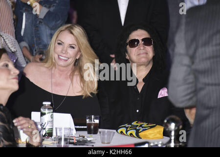 "Die Kinder" Charity Event zugunsten der Materie und der starkey Anhörung Foundation gehören spezielle Gäste Gene Simmons von KISS, die Schauspielerin Sophie Simmons, und America's Got Talent Star Sal Valentinetti Mit: Shannon Tweed, Gene Simmons Wo: Bridgehampton, New York, United States Wann: 29 Jun 2017: Rob Rich/WENN.com Stockfoto