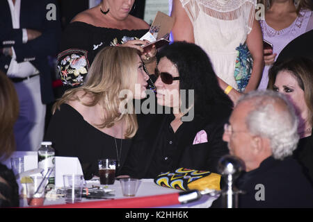 "Die Kinder" Charity Event zugunsten der Materie und der starkey Anhörung Foundation gehören spezielle Gäste Gene Simmons von KISS, die Schauspielerin Sophie Simmons, und America's Got Talent Star Sal Valentinetti Mit: Shannon Tweed, Gene Simmons Wo: Bridgehampton, New York, United States Wann: 29 Jun 2017: Rob Rich/WENN.com Stockfoto