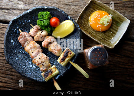 Butabara Yakitori oder Japanischen bacon Schweinefleisch grillen, mit Salz und Sauce servieren in izakaya Restaurant. Stockfoto