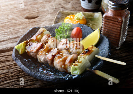 Butabara Yakitori oder Japanischen bacon Schweinefleisch grillen, mit Salz und Sauce servieren in izakaya Restaurant. Stockfoto