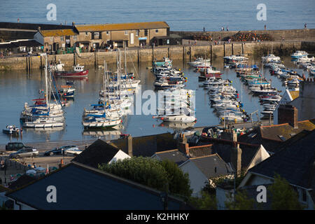 Lyme Regis, antike Stadt im Domesday Book empfohlene, mit historischen Cobb und Hafen Wahrzeichen an der Grenze Dorset-Devon, South West England, Großbritannien Stockfoto