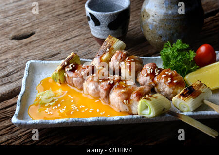 Butabara Yakitori oder Japanischen bacon Schweinefleisch grillen, mit Salz und Sauce servieren in izakaya Restaurant. Stockfoto
