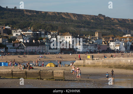 Lyme Regis, antike Stadt im Domesday Book empfohlene, mit historischen Cobb und Hafen Wahrzeichen an der Grenze Dorset-Devon, South West England, Großbritannien Stockfoto