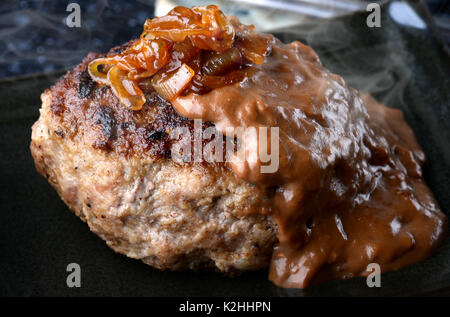 Hamburger Steak im japanischen Stil oder hambagu dienen sie mit frischem Gemüse und Salat im japanischen Stil Teller gesetzt. Stockfoto