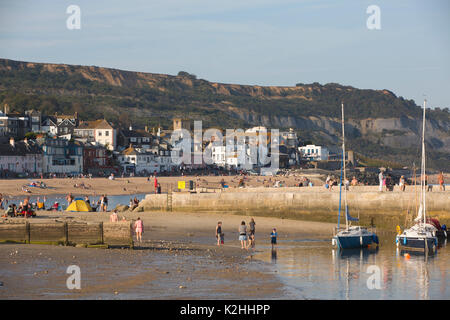 Lyme Regis, antike Stadt im Domesday Book empfohlene, mit historischen Cobb und Hafen Wahrzeichen an der Grenze Dorset-Devon, South West England, Großbritannien Stockfoto