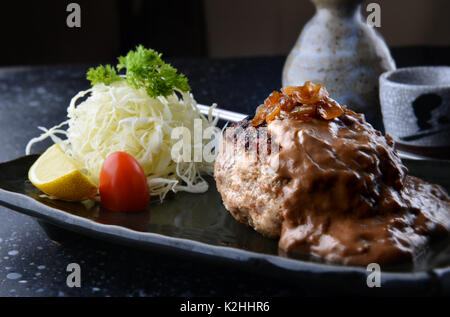 Hamburger Steak im japanischen Stil oder hambagu dienen sie mit frischem Gemüse und Salat im japanischen Stil Teller gesetzt. Stockfoto