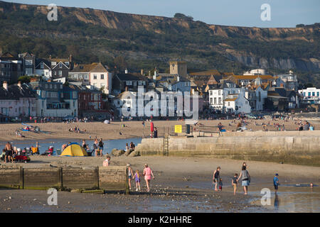 Lyme Regis, antike Stadt im Domesday Book empfohlene, mit historischen Cobb und Hafen Wahrzeichen an der Grenze Dorset-Devon, South West England, Großbritannien Stockfoto