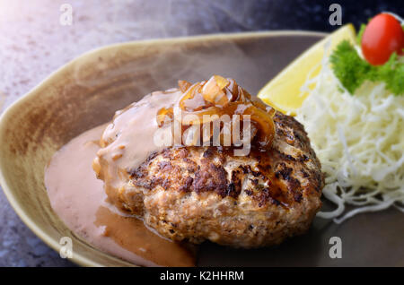 Hamburger Steak im japanischen Stil oder hambagu dienen sie mit frischem Gemüse und Salat im japanischen Stil Teller gesetzt. Stockfoto