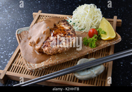 Hamburger Steak im japanischen Stil oder hambagu dienen sie mit frischem Gemüse und Salat im japanischen Stil Teller gesetzt. Stockfoto