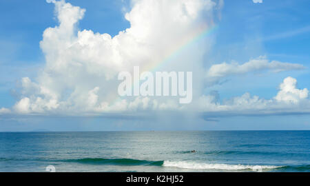Regenbogen über dem Meer Stockfoto