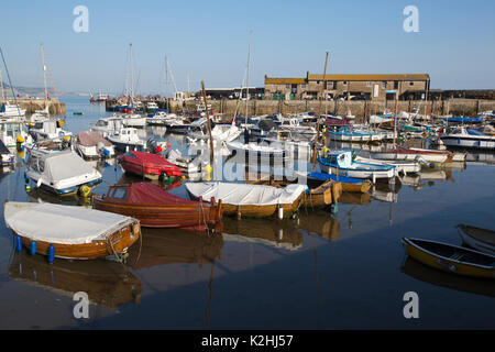 Lyme Regis, antike Stadt im Domesday Book empfohlene, mit historischen Cobb und Hafen Wahrzeichen an der Grenze Dorset-Devon, South West England, Großbritannien Stockfoto