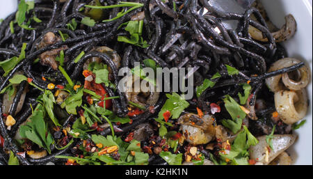 Top-down Ansicht köstliche schwarze Nudeln mit Kalamari (Tintenfisch) und Tinte Stockfoto