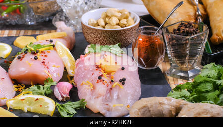 Nahaufnahme von Zutaten und indischen Gewürzen für Hähnchen Tikka masala Stockfoto