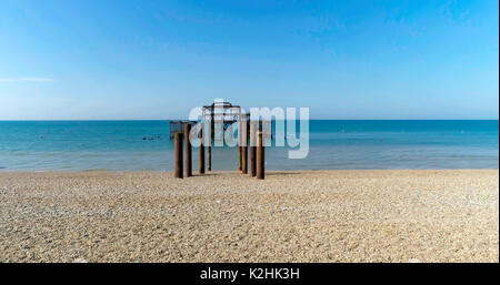 Ansicht des zerstörten West Pier in Brighton an einem Sommermorgen Stockfoto