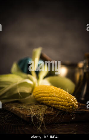 Ganze Mais auf einem Herd mit Schale, bereit zum Kochen Stockfoto