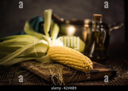 Ganze Mais auf einem Herd mit Schale, bereit zum Kochen Stockfoto