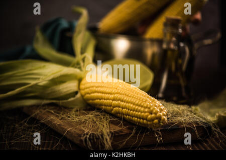 Ganze Mais auf einem Herd mit Schale, bereit zum Kochen Stockfoto