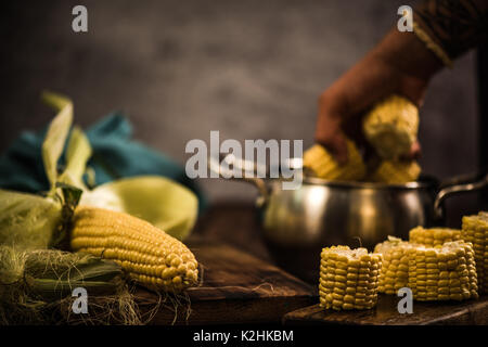 Kochen ganze Mais am Herd, Herbst gesunden Snack Stockfoto