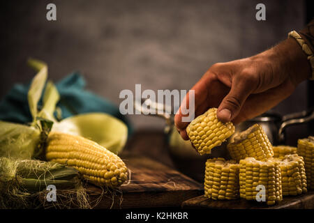 Kochen ganze Mais am Herd, Herbst gesunden Snack Stockfoto