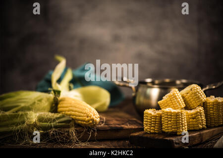 Kochen ganze Mais am Herd, Herbst gesunden Snack Stockfoto