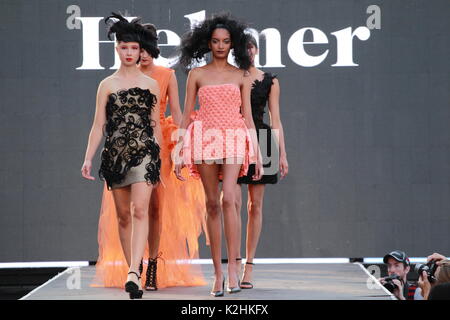 Montreal, Kanada 25/08/2017 vier Modelle auf dem Laufsteg im Helmer fashion show während der Mode und Design Festival statt. Stockfoto