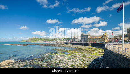 Panoramablick auf die malerische Küstenstadt in Wales Stockfoto