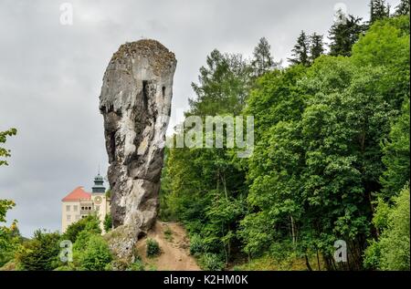 Schöne antike Rock und das historische Schloss. Herkules Keule und Schloss in Pieskowa Skala in Polen. Stockfoto