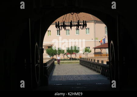 Historischer zugbrücke am gatealley Eingang zum malerischen Stadt Alba Iulia, Rumänien. Stockfoto