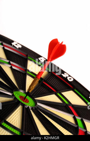 Rot dart schlagen das Bullauge auf ein Ziel Stockfoto