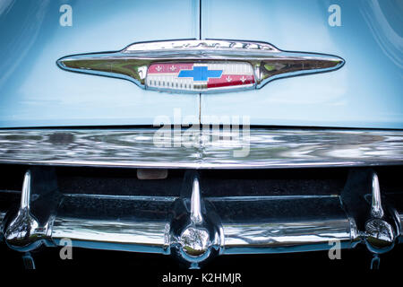 Frontgrill aus einem hellblauen 1953 Chevrolet Bel Air zu einem klassischen Restaurierung Auto Shop, Naples, Florida, USA Stockfoto