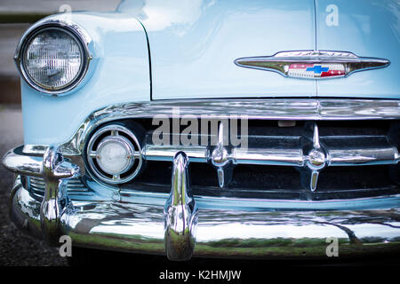 Frontgrill aus einem hellblauen 1953 Chevrolet Bel Air zu einem klassischen Restaurierung Auto Shop, Naples, Florida, USA Stockfoto