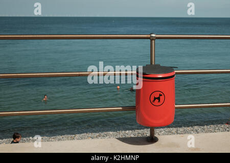 Hund abfalleimer an der Küste in Sheringham, North Norfolk, Großbritannien Stockfoto