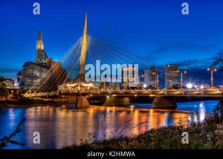 Die provencher Brücke über den Red River in den Abend von der St. Bonifatius Promenade, Winnipeg, Manitoba, Kanada. Stockfoto