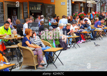 Stockholm, Schweden - 25. Juli 2017: Touristen in Cafe in Platz Stortorget in Stockholm. Stockfoto