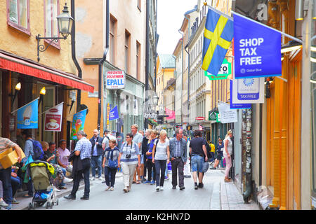 Stockholm, Schweden - 25. Juli 2017: Touristen in der zentralen Einkaufsstraße von Gamla Stan in Stockholm. Stockfoto