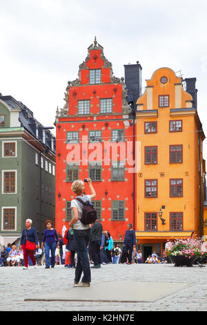 Stockholm, Schweden - 25. Juli 2017: Touristen in Platz Stortorget in Stockholm. Stockfoto