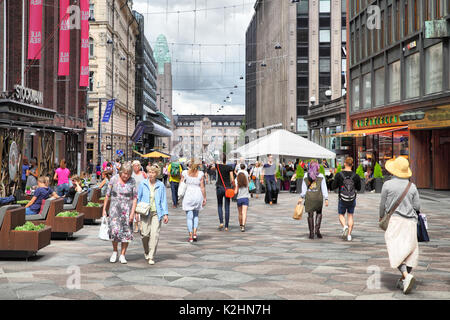 Helsinki, Finnland - 26. Juli 2017: Fußgänger Keskuskatu Street im Zentrum von Helsinki Stockfoto