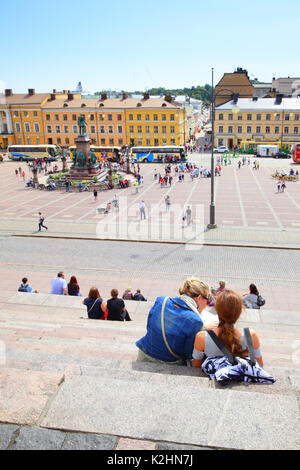 Helsinki, Finnland - 26. Juli 2017: der Senatsplatz und Touristen auf Treppen in Helsinki Stockfoto