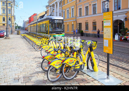 Helsinki, Finnland - 26. Juli 2017: Straßenbahn- und Fahrradverleih Fahrradverleih Parkplatz in Helsinki Stockfoto