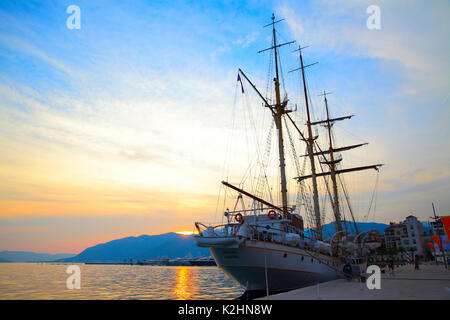 Tivat Montenegro - 16. Juni 2017: Silhouette von Segelschiff in der Nähe von Sea-front in Tivat Stockfoto