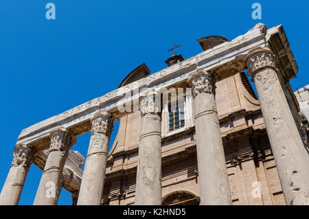 Der Tempel des Antoninus und der Faustina, das Forum Romanum, Rom, Italien Stockfoto