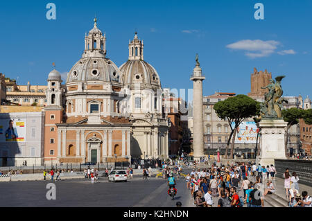 Die Trajan Spalte, Santa Maria di Loreto Kirche und der Kirche von den heiligen Namen von Maria am Forum des Traja von der Piazza Venezia, Rom, Italien Stockfoto