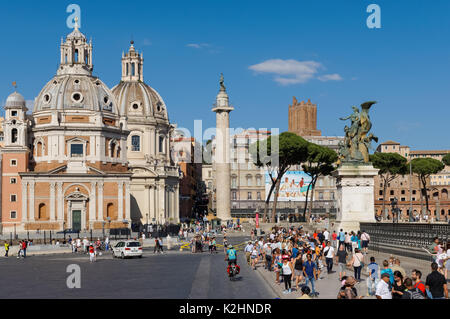 Die Trajan Spalte, Santa Maria di Loreto Kirche und der Kirche von den heiligen Namen von Maria am Forum des Traja von der Piazza Venezia, Rom, Italien Stockfoto