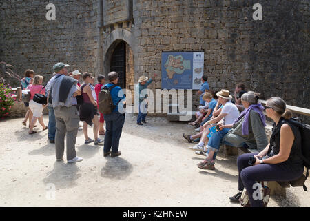 Touristen auf eine geführte Tour, Chateau de Bonaguil, eine mittelalterliche Burg im Tal des Lot, Aquitaine Frankreich Stockfoto