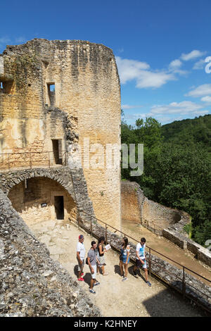 Besucher im Chateau de Bonaguil, eine mittelalterliche Burg aus dem 13. Jahrhundert in Lot-et-Garonne, Frankreich Europa Stockfoto