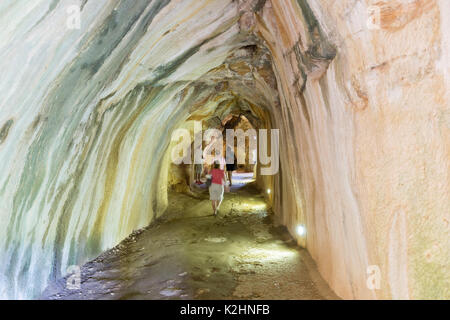 Touristen im Chateau de Bonaguil im Dungeon, eine natürliche Höhle, Tal des Lot, Aquitaine Frankreich Stockfoto