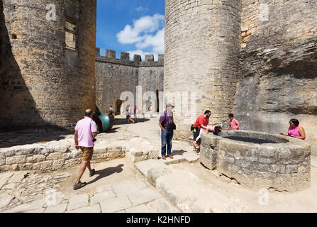 Touristen im Chateau de Bonaguil, eine mittelalterliche Burg im Tal des Lot, Aquitaine Frankreich Stockfoto