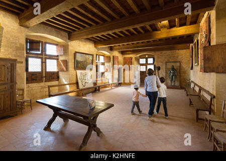 Eine Familie in die Innenräume, Chateau de Bonaguil, eine mittelalterliche Burg aus dem 13. Jahrhundert in Lot-et-Garonne, Frankreich Europa Stockfoto