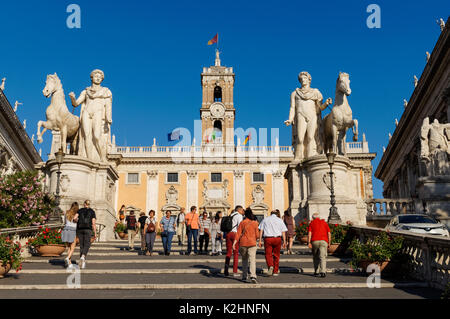 Piazza del Campidoglio mit Palazzo Senatorenpalast und klassischen Statuen der Dioskuren Castor und Pollux, Rom, Italien Stockfoto