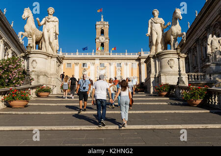 Piazza del Campidoglio mit Palazzo Senatorenpalast und klassischen Statuen der Dioskuren Castor und Pollux, Rom, Italien Stockfoto
